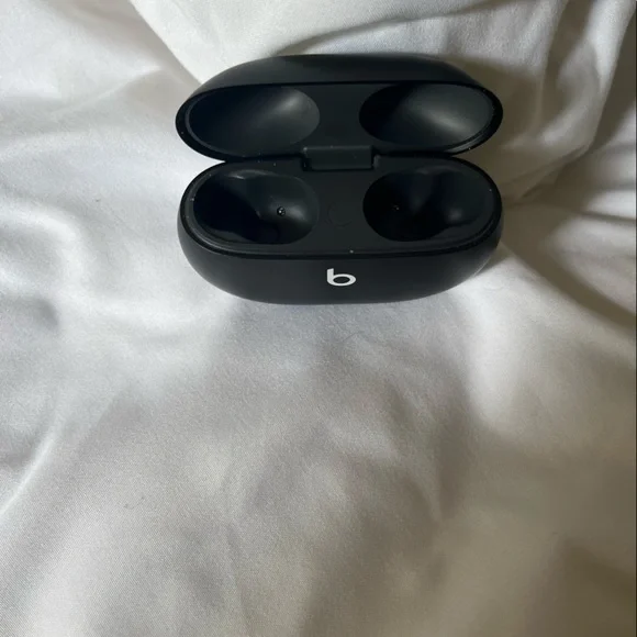 Beats Studio Buds. Lightly used, great condition, work as new.